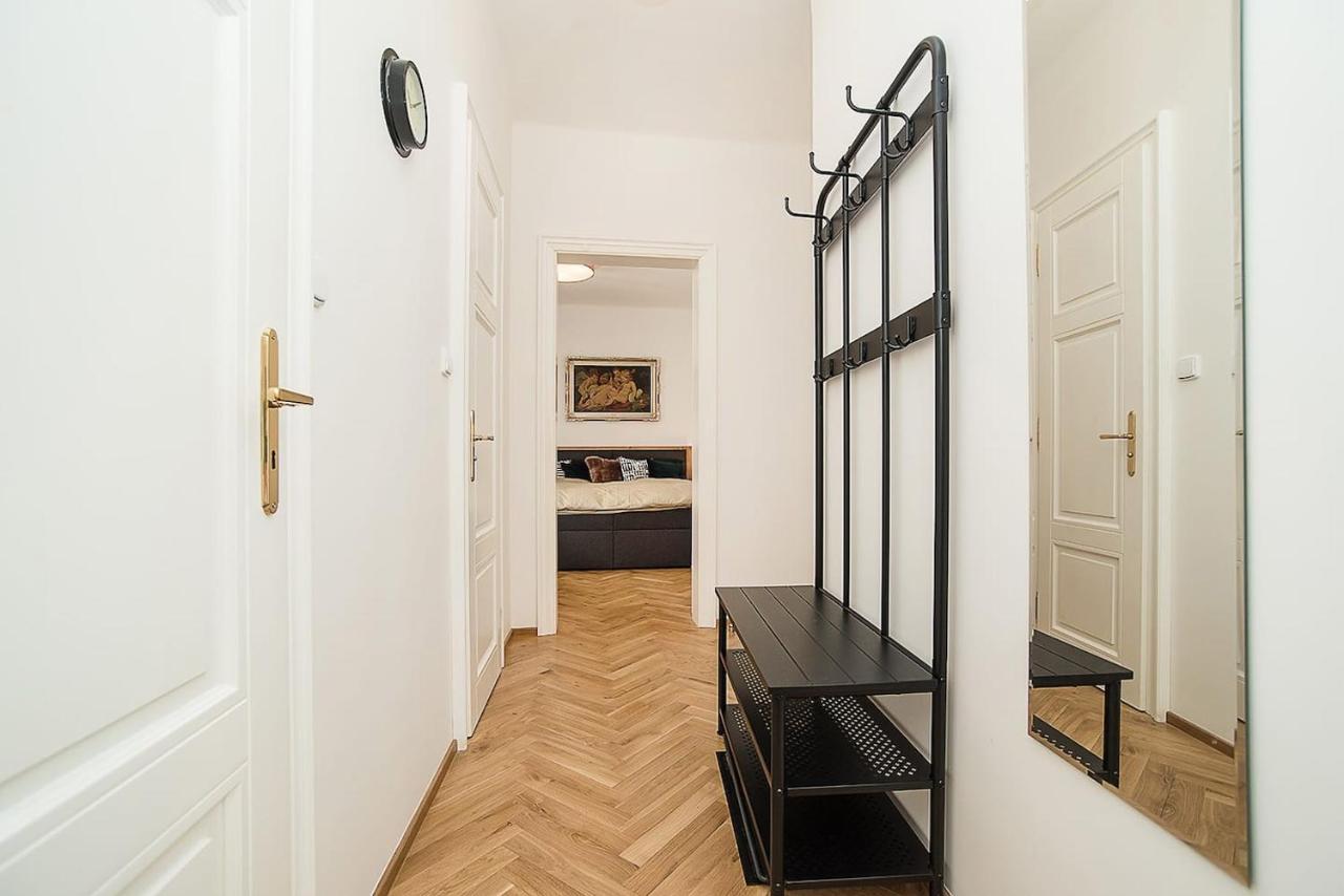 Newly Renovated 1-Bed Apartment At Charles Bridge 布拉格 外观 照片